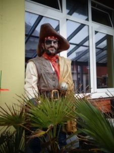 Dieser freundliche Pirat begrüßt die Gäste auf Wangerooge. Historisch gesehen gibt es jedoch keine Verbindung zwischen Wangerooge und Piraten, da es keine Piratenansiedlung gab, noch ist die Insel für Piraterie bekannt. – Foto. Dieter Warnick