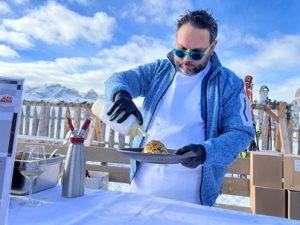 Sternekoch Simone Cantafio zaubert in luftigen Höhen Schmankerl für Feinschmecker. – Foto: Ulrike Plapp-Schirmer
