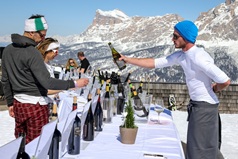 Bei der „Wein Skisafari“ sind alle edlen Tropfen vereint und werden nach und nach beim Hüttenhopping gereicht. – Foto: Freddy Planinscheck