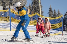 In dieser Wintersaison fahren alle Kinder bis sechs Jahre gratis Ski auf allen Bergen der 4-Berge-Skischaukel Schladming. – Foto: Lorenz Masser