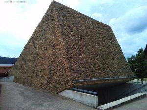 Das Konzerthaus gräbt sich wie ein gekippter Kubus in die Erde. – Foto: Dieter Warnick