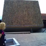 Seit 2014 ragt das Konzerthaus aus dem Dorfplatz und zieht die Besucher in das tiefer gelegene Foyer. – Foto: Dieter Warnick