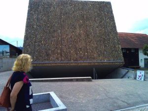 Seit 2014 ragt das Konzerthaus aus dem Dorfplatz und zieht die Besucher in das tiefer gelegene Foyer. – Foto: Dieter Warnick