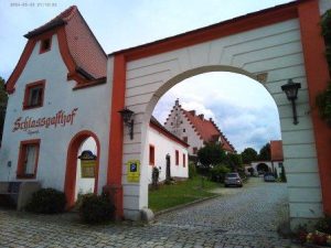 Schloss Blaibach wurde in seiner heutigen Form größtenteils 1604/1605 durch Wolf Albrecht Notthafft von Wernberg erbaut. Die Nebengebäude wurden laut der Giebelaufschrift auf der Nordwand des östlichen Brauereigebäudes 1679 errichtet. – Foto: Dieter Warnick