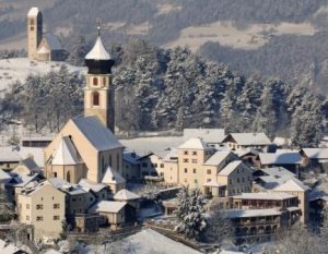 Das eigentliche Dorfzentrum von Völs ist Untervöls. Dort befinden sich Dorfplatz, Pfarrkirche, Volksschule und das Vereins-Gemeindehaus. Hinten links die 1371 erstmals erwähnte Kirche St. Peter im Bühel, die auf einem seit der älteren Bronzezeit besiedelten Hügel steht. - Foto: Seiser Alm Marketing