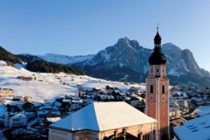 Eindrucksvoll: Kastelruth mit der Pfarrkirche. - Foto: Seiser Alm Marketing/Laurin Moser