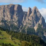 Der Schlern und die Santnerspitze sind das Wahrzeichen von Völs. - Foto: Tourismusverein Tiers