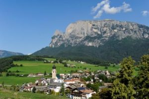 Für Völs mit seinen 3500 Einwohnern ist der Tourismus der wichtigste Wirtschaftssektor. Der Ort war bereits im ausgehenden 19. Jahrhundert ein beliebtes Ziel der Bozner Bürger, die vor allem zur Sonmerfrische sowie für Heubad-Kuren anreisten. - Seiser Alm Marketing/Laurin Moser