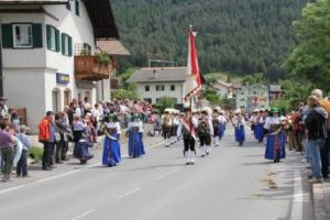 Jährlich Anfang Juni verwandeln sich die Ortschaften Kastelruth, Seis und Völs in mittelalterliche Hochburgen. Drei Tage lang dauert der Oswald-von- Wolkenstein Ritt und lässt in dieser Zeit das Mittelalter wieder aufleben. Auf dem Foto zieht eine Trachtenkapelle anlässlich der Auftaktveranstaltung durch Seis. - Foto: Laura Paternoster
