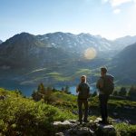 Nur Du, ich und die Natur: Auf dem 125 Kilometer langen Lechweg zwischen Deutschland und Österreich gibt es zahllose Momente zum Innehalten, darunter der Formarinsee bei Lech am Arlberg zu Beginn der Weitwanderstrecke. – Foto: Verein Lechweg / Fabian Heinz