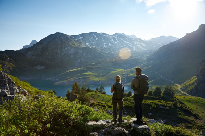 Nur Du, ich und die Natur: Auf dem 125 Kilometer langen Lechweg zwischen Deutschland und Österreich gibt es zahllose Momente zum Innehalten, darunter der Formarinsee bei Lech am Arlberg zu Beginn der Weitwanderstrecke. – Foto: Verein Lechweg / Fabian Heinz