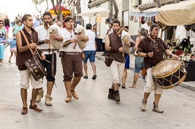 Erinnerungen an der Mittelalter kommen bei Festivals an der Algarve nicht zu kurz. – Foto: CM Castro Marim_medievais