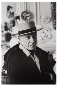 David Douglas Duncan, Pablo Picasso als Spanier, mit Hut und Umhang der Sevillaner, 1957, Villa La Californie, Cannes – Foto: David Douglas Duncan / Harry Ransom Center