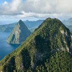 Majestätisch ragen die Vulkankegel Gros Piton und Petik Piton aus dem Karibischen Meer – nebst Regenbogen. - Foto: Saint Lucia Tourism Authority