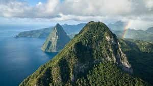Majestätisch ragen die Vulkankegel Gros Piton und Petik Piton aus dem Karibischen Meer – nebst Regenbogen. - Foto: Saint Lucia Tourism Authority
