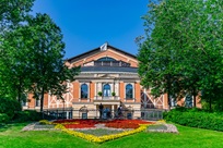 Das Festspielhaus auf dem Grünen Hügel wurde in den Jahren 1872–1875 von Otto Brückwald nach Entwürfen von Richard Wagner im Stil der hellenistischen Romantik errichtet. - Foto: Bayreuth Marketing & Tourismus / Kratzer