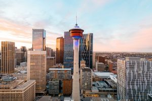 Eine der vielen Sehenswürdigkeiten ist der Calgary Tower. - Foto: Travel Alberta / Karl Lee