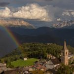 Eingebettet in eine zauberhafte Landschaft, idyllisch und ruhig am Hochplateau des Salten gelegen, erwartet den Urlauber hoch über Bozen fast schon ein bisschen Magie. – Foto: TV Jenesien / Michael Guggenberg