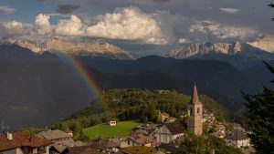 Eingebettet in eine zauberhafte Landschaft, idyllisch und ruhig am Hochplateau des Salten gelegen, erwartet den Urlauber hoch über Bozen fast schon ein bisschen Magie. – Foto: TV Jenesien / Michael Guggenberg