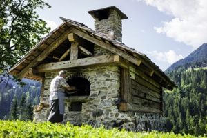 Brot backen im Lesachtal. – Foto: Sam Strauss