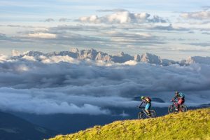 Mountainbiker in ihrem Element, im Hintergrund die Nockberge. – Foto: Franz Gerdl