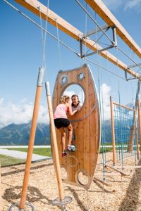Im Schaukelpark am Gabühel kann sich der Nachwuchs wunderbar austoben. – Foto: Hochkönig Tourismus