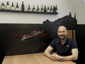 Christian Plattner ist mit sich und der Welt im Reinen. „Meine Weine sollen sowohl diesen besonderen Ort, wie auch meine ganz persönliche Handschrift widerspiegeln“, sagt der Chef vom Ansitz Waldgries. – Foto: Armin Bardel