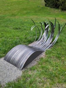 Die metallene Skulptur „Welle“ von Berndt Schweizer ist ein Kunstwerk auf dem Blomberg bei Bad Tölz, das im September 2016 im Rahmen des Kunstwanderwegs installiert wurde. – Foto: Oliver Kugel