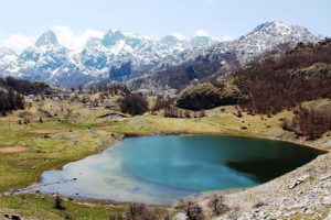 Zwischen Gletscherseen, Hirtenpfaden und Legenden erschließt der Naturpark Komovi im Osten Montenegros mit der neuen Themenroute „Between Two Lakes – The Path of Mountains and Legends“ eine der unberührtesten Wanderregionen Europas. – Foto: AUZP