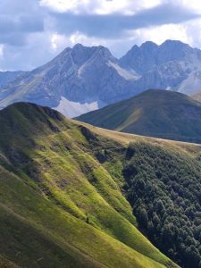 Der Naturpark Komovi positioniert sich mit der Route „Between Two Lakes – The Path of Mountains and Legends“ als entschleunigter Outdoor-Geheimtipp für Wanderer. – Foto: AUZP