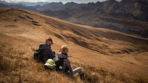 Sanfte Hügel und schroffe Felsfomationen bieten dem Wanderer genügend Abwechslung. – Foto: AUZP