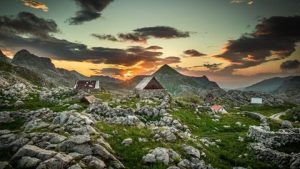  Traditionelle Katuns prägen bis heute die Hochlagen des Naturparks Komovi im Osten Montenegros. Die ehemaligen Bergsiedlungen der Hirtenfamilien liegen entlang der Themenroute "Between Two Lakes". – Foto: AUZP