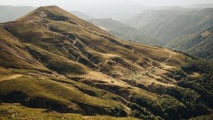 Raue Gipfel, Seen und Hochweiden bestimmen die Landschaft des Naturparks Komovi im Osten Montenegros. Die Region gilt als Geheimtipp für Wanderer, Naturfotografen und Outdoor-Reisende, die ursprüngliche Bergwelten abseits überlaufener Routen suchen. – Foto: AUZP