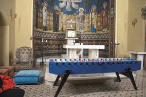 Im Escape-Room in der ehemaligen Herz-Jesu-Kirche sind Geheimnisse zu enträtseln – ohne Handy, dafür mit Hirnschmalz. – Foto: Anita Rossi