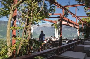Von der Terrasse des Jagdschlosses Fragsburg aus hat man einen herrlichen Blick auf Meran und die weitläufige Umgebung. – Foto: Anita Rossi