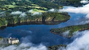 Schloss Orlík thront über der Orlík-Talsperre, einem der größten Wasserreservoirs Tschechiens. – Foto: CzechTourism/Jiří Jiroušek